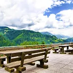 Near Afritzer & Nockberge Trails דירה *